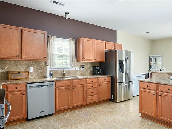5th image of 104 Edgewood Ct