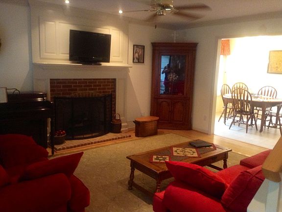 4th image of 213 Sullivan Ct
