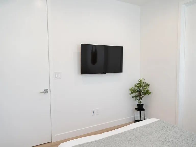 4831 Riverton Ave — Photo 38