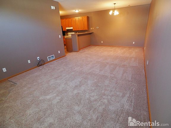 4th image of 826 Tamarack Trl