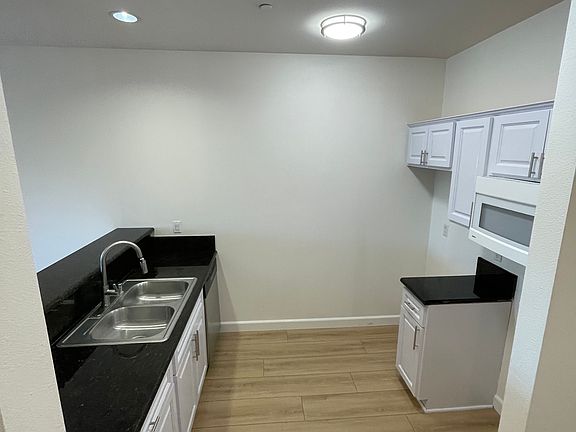 4th image of 1301 N Hollywood Way #7f0397e6d