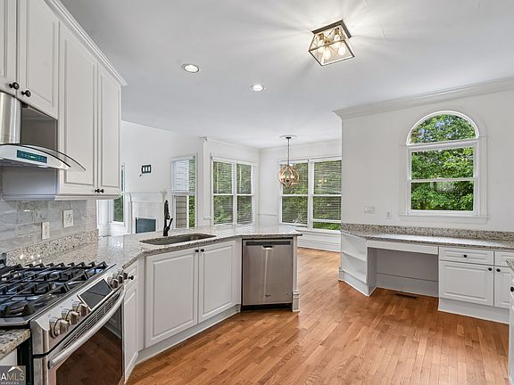 2nd image of 905 Yosemite Dr