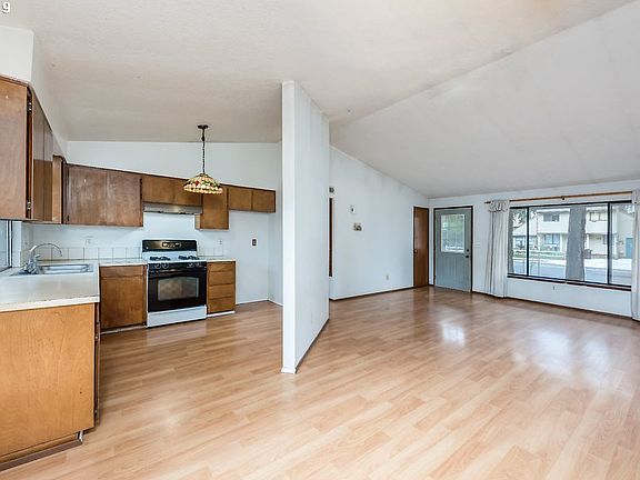 3rd image of 621 SE 40th Ct