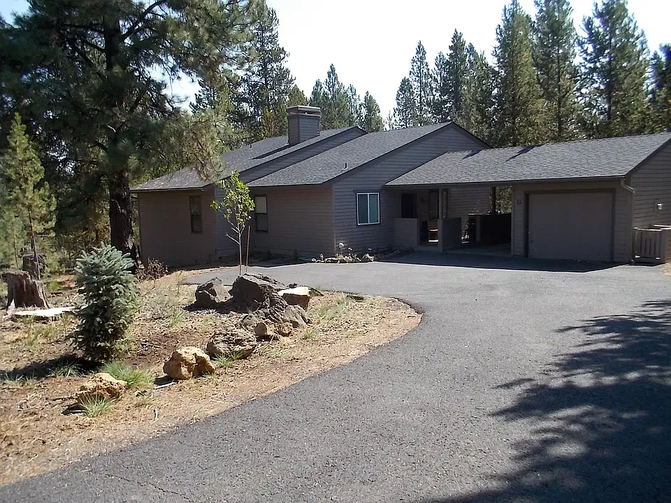 8 Holly Ln