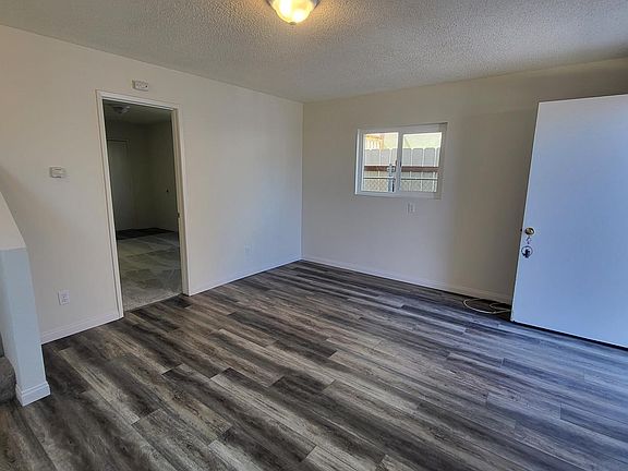 2nd image of 4071 Menlo Ave