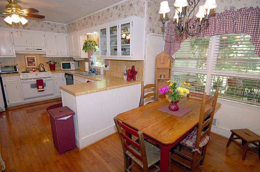 Open & spacious kitchen!