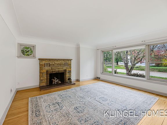 4th image of 1054 W Larch Ave