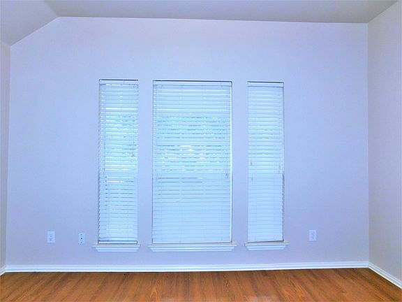 5th image of 1504 Oakcrest Dr