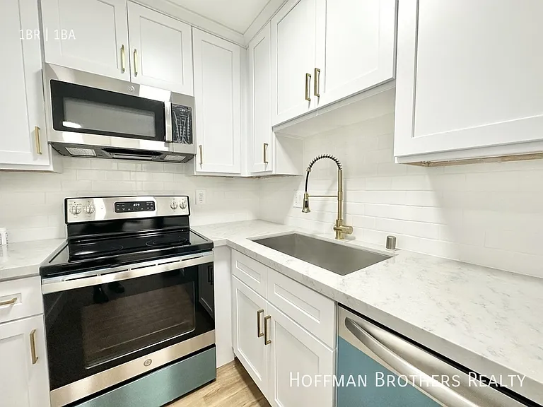 5111 Harold Way #302 — Photo 3