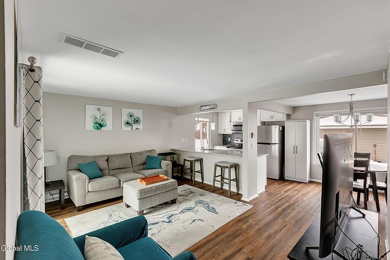 4th image of 88 Yorkshire Drive