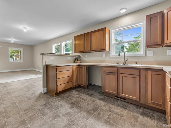 4167 Pine Grove Ave, Fort Gratiot, MI 48059