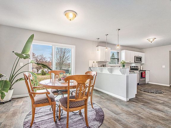 4th image of 561 Twin Hills Dr