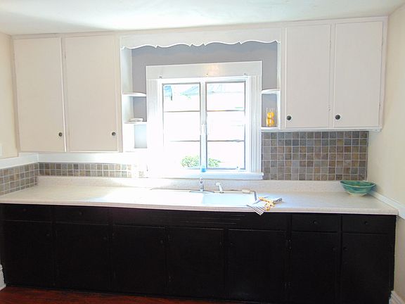 3rd image of 810 Garson Ave