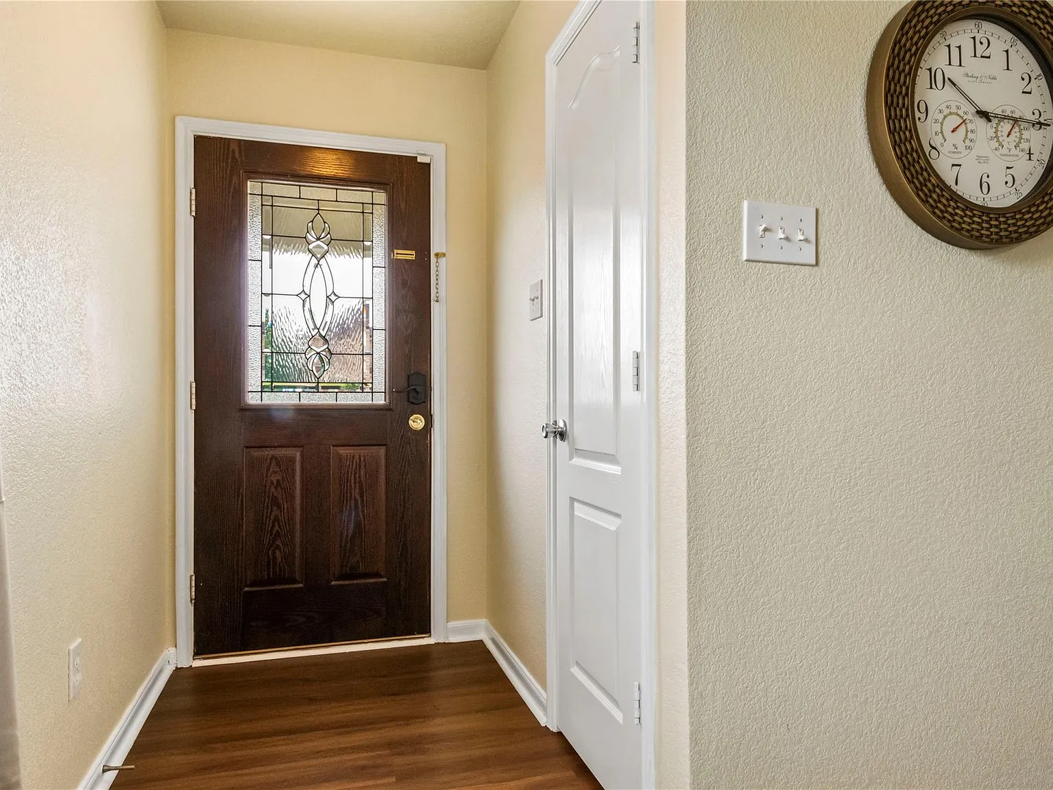 3 bed, 2.0 bath, 1392 sqft, $1,900 — Photo 3