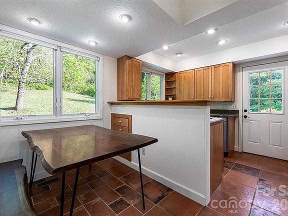 35th image of 10 Dogwood Hills Ln #12