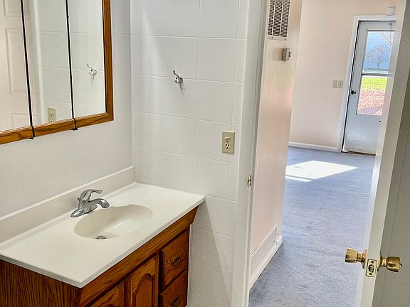 5th image of 204 Piper Ln #B