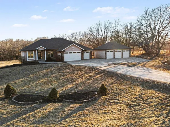 9865 Fowler Dr, Papillion, NE 68046