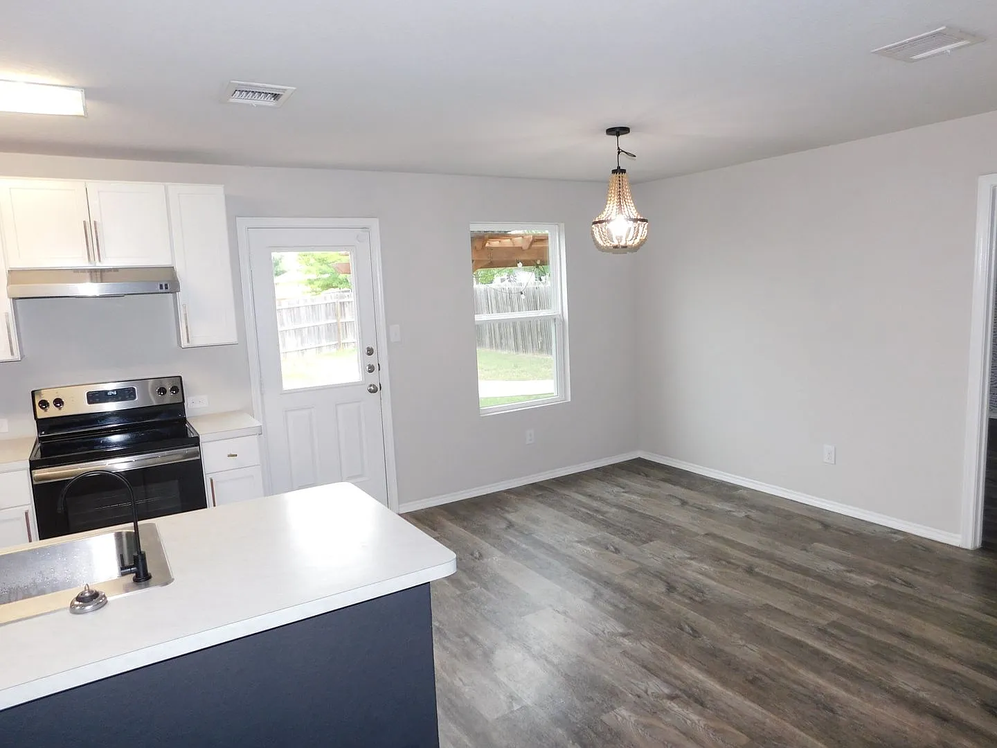 Gorgeous 3 Bedroom, 2 Bath Home, with a Game Room! — Photo 4