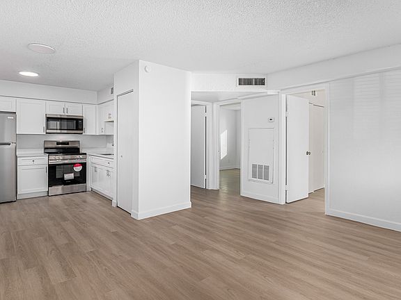 3rd image of 2615 E Greenway Rd APT 1