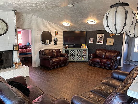 Lg living area w/fireplace