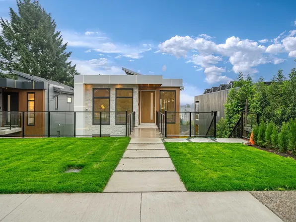 971 Adderley St, North Vancouver, BC V7L 1T1