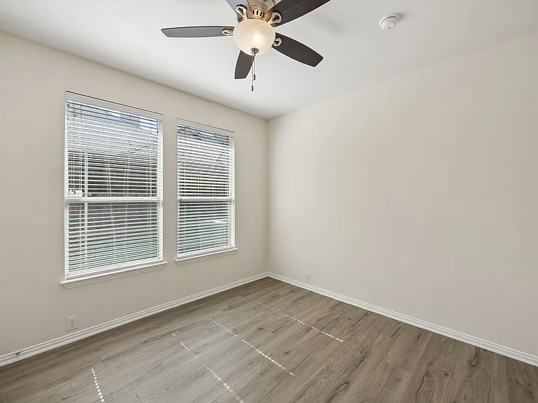 5193 Rolling Hills Dr — Photo 32