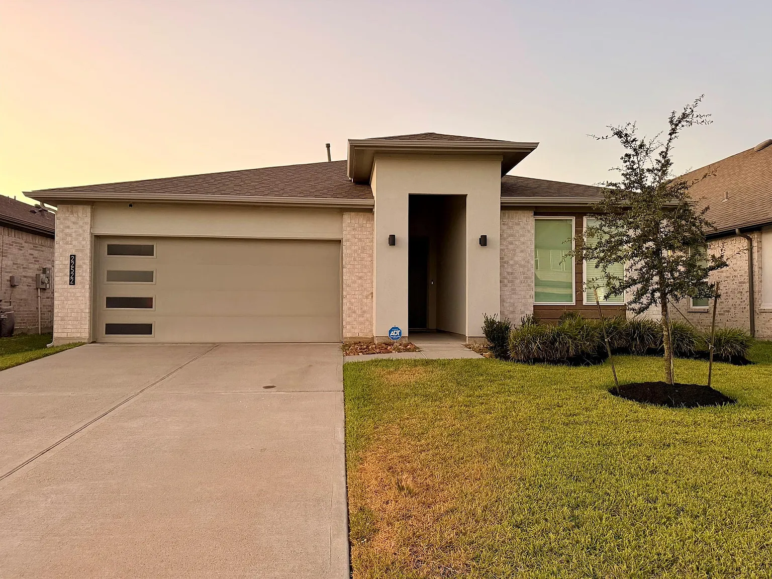 4 bed, 3.0 bath, 2303 sqft, $2,600 — Photo 3