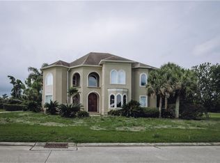 4 Island Club Dr, New Orleans, LA 70131