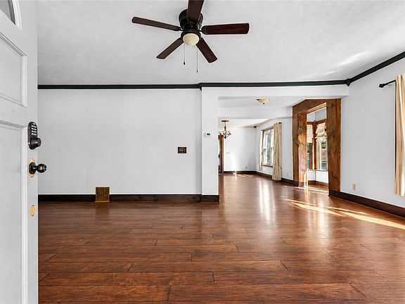 5th image of 701 Stanley Ave