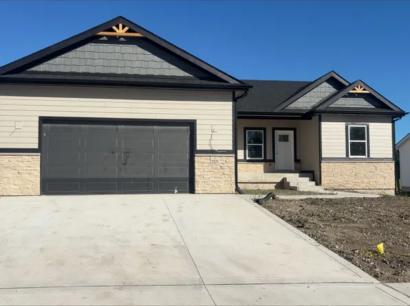 3221 Brook Landing Ct, Des Moines, IA 50317