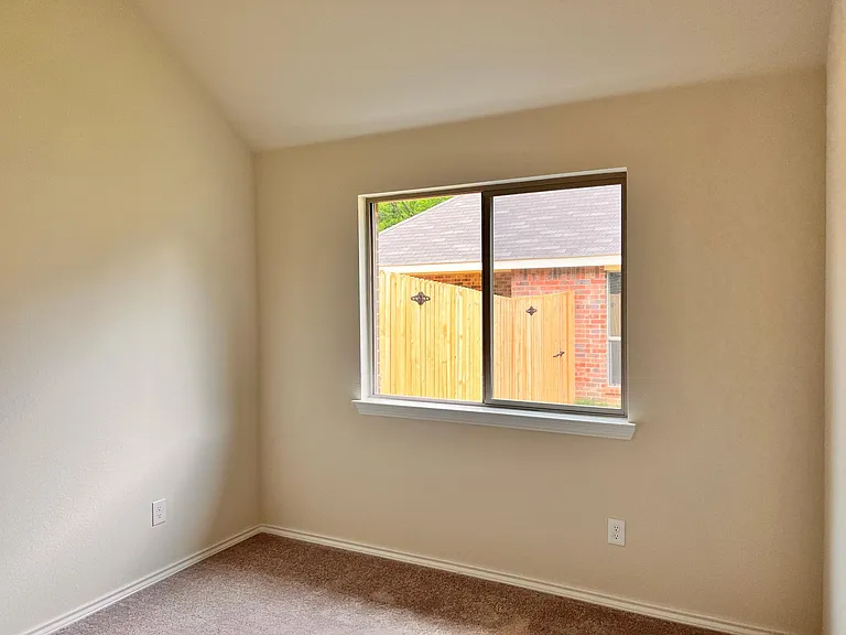 324 Greenhaven Dr — Photo 7