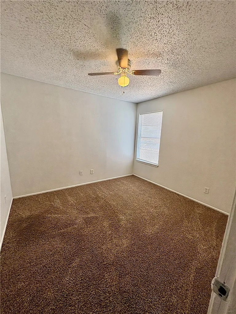 2 bed, 1.5 bath, 4162 sqft, $1,149 — Photo 4