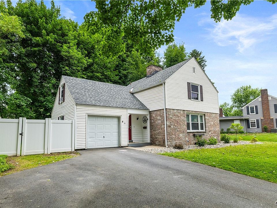 1st image of 10 Bedford Dr