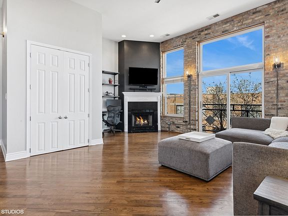 2nd image of 2039 W Belmont Ave APT 4E