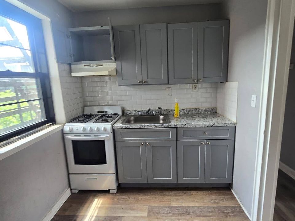 1st image of 63 Belgrove Dr #3CA