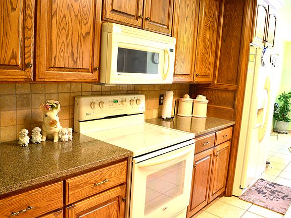 4th image of 1706 Fairway Dr