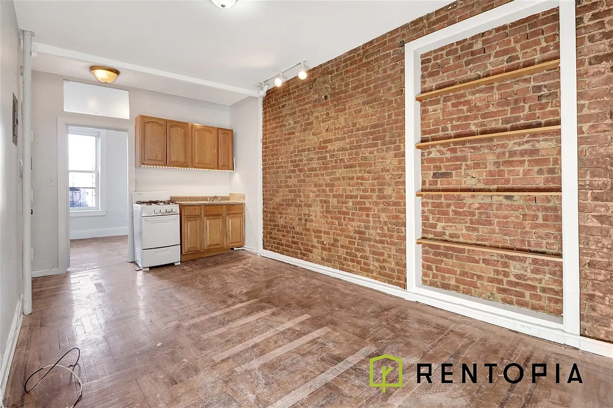 Building Photo - 371 S 4th St #3S