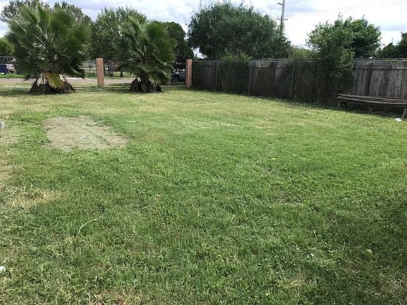 3rd image of 4905 Mockingbird Ln