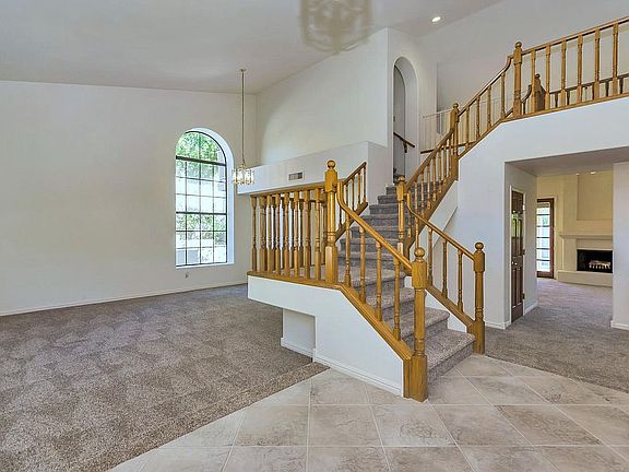 5th image of 1031 E Braeburn Dr