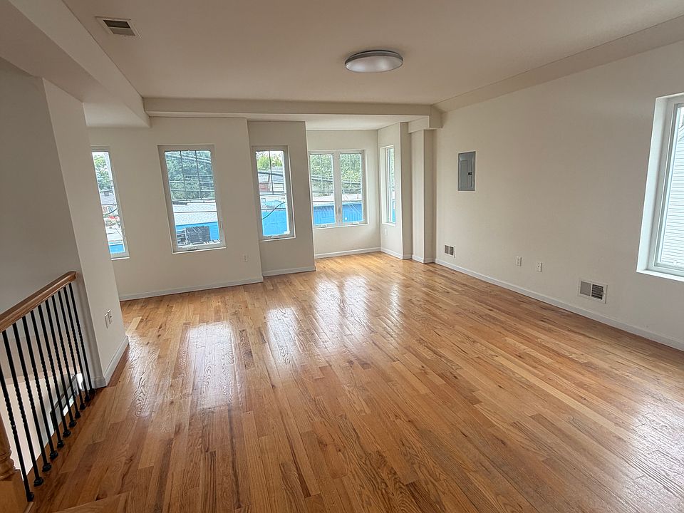 1st image of 581 W Caswell Ave #2