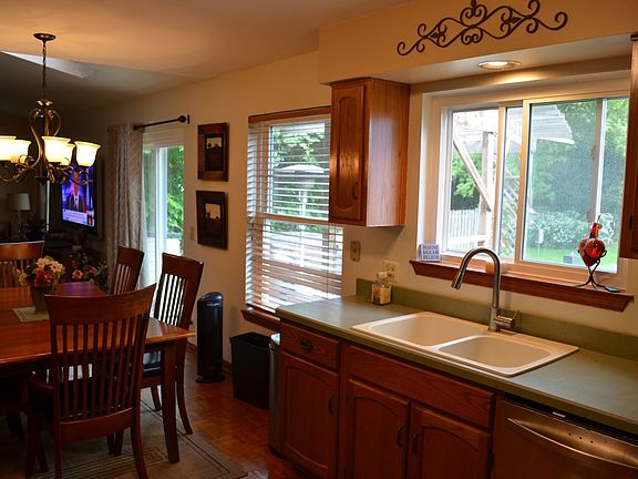 5th image of 725 Royal Glen Dr
