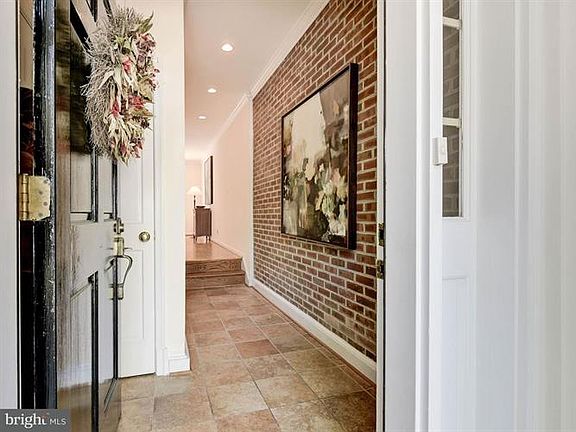 3rd image of 104 Waterford Pl