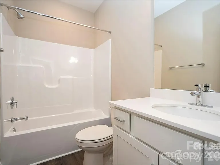 1721 Balfour Ln — Photo 9