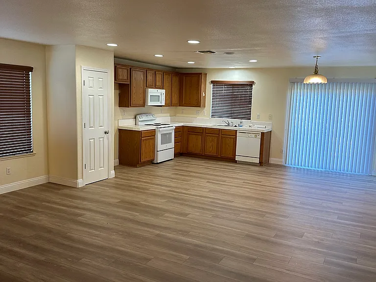 3607 Monroe Dr — Photo 7
