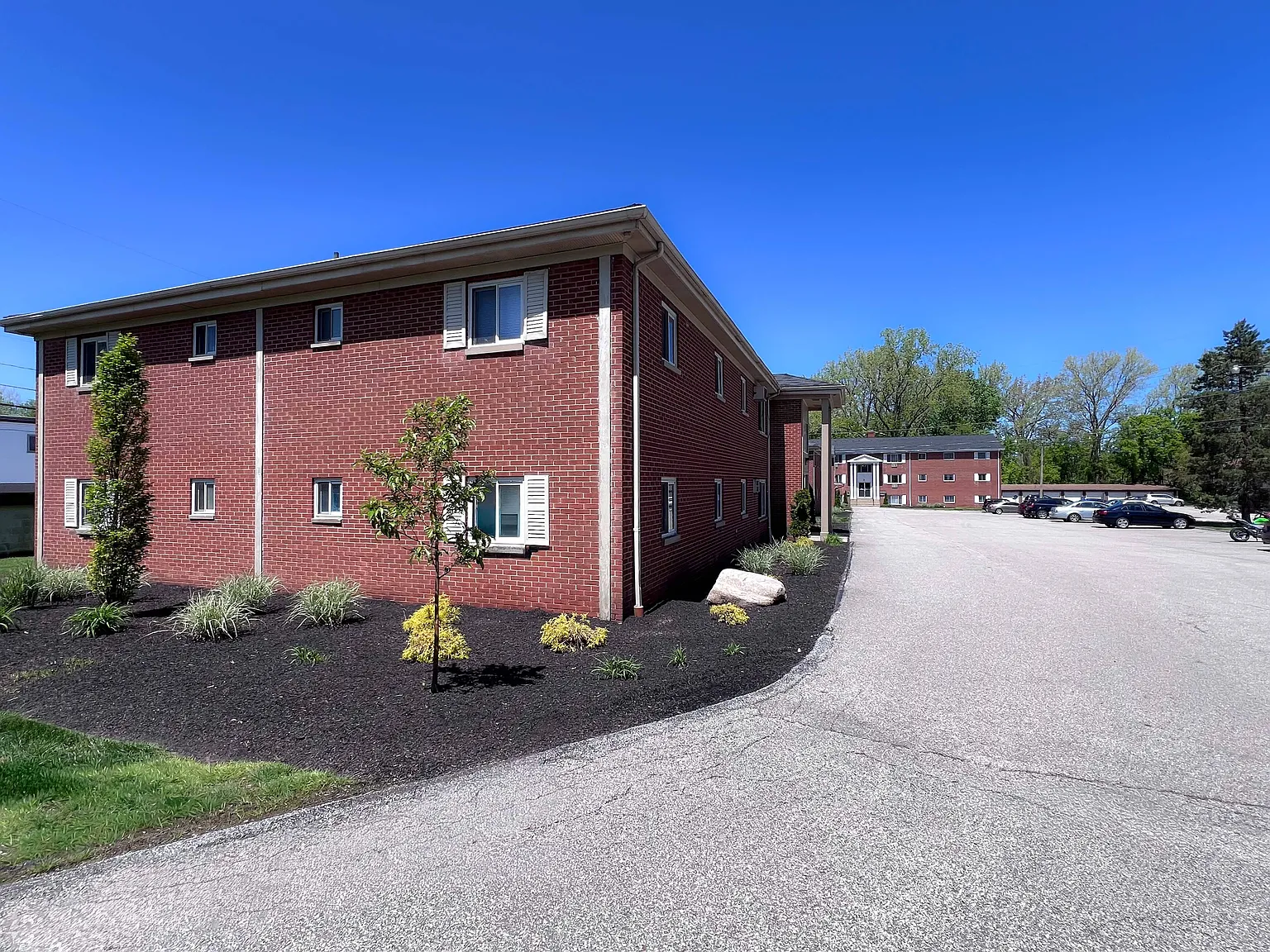 Hallwood Manor Apartments — Photo 2