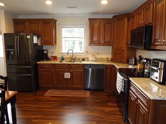 3rd image of 151 W Grayson St