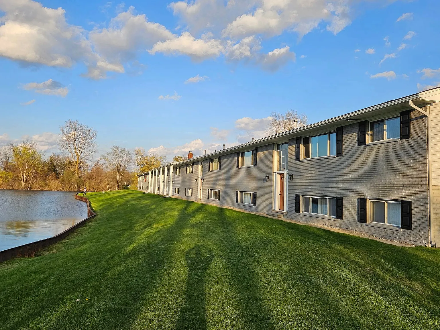 Lakeview Apartments — Photo 1