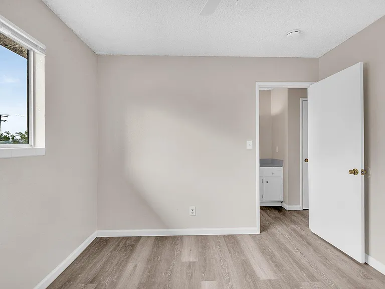 Ethan Apartments — Photo 22