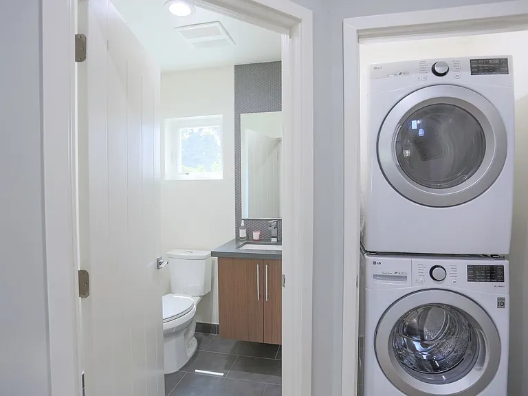 1242 N Beachwood Dr — Photo 15