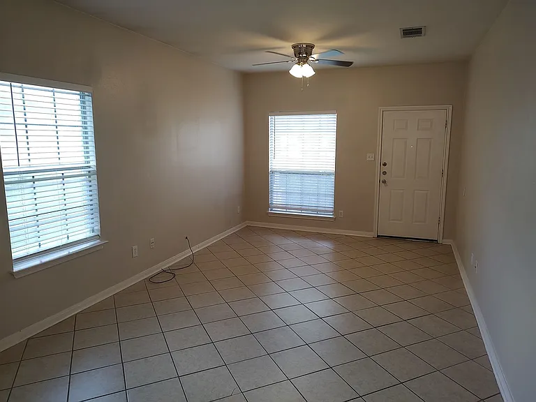 2206 S Bagdad Rd #B — Photo 2
